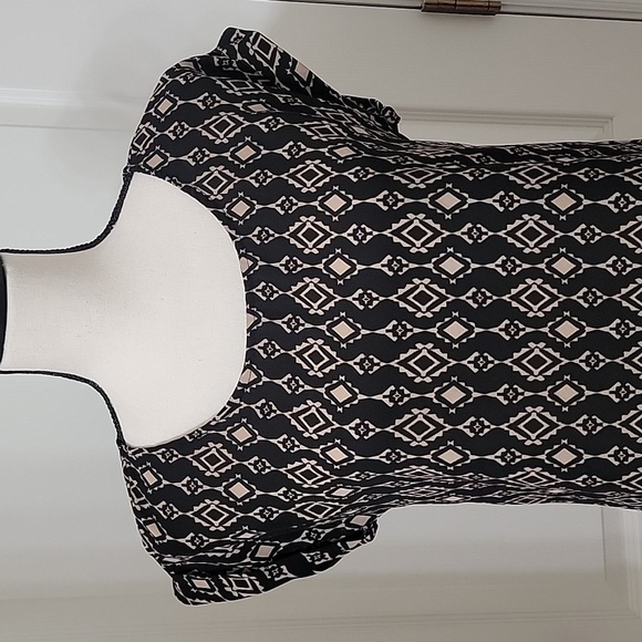 Pink Rose SIze S Black with Tan Pattern Short Cuffed Sleeve Blouse Exc Used Cond - Picture 2 of 11